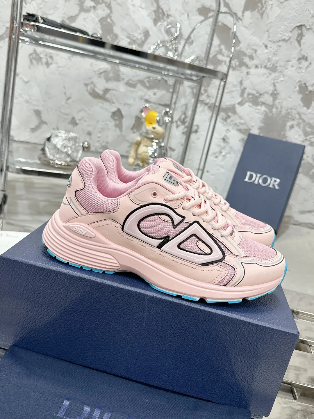 Men's men's shoes 💰600❤️❤️❤️High version Dior Dior's latest color matching B30 series reflective dad sneakers original 17380💰 purchased for development and production Brand new B30 sneakers Dad Shoes style shoes that follow the trend of the retro market The Dior logo on the tongue also indicates that this pair of shoes is the B30 model! B30 uses fine-textured leather and mesh cloth materials to form a shoe body. There are conspicuous letters CD on both sides of the shoe body to indicate identity. Many lines on the shoe body outline details to make the shoes look less monotonous and full of retro flavor. The delivery counter is exquisitely packaged🛍📦 ▪️Fabric: Original customized technical fabric + mesh ▪️Inner lining: Customized breathable lining ▪️Outsole: Original molded IP foam + TPU outsole ▪️Sole thickness: 3.5CM ▪️Size: Women’s size 35-40 / Men’s size 39-46